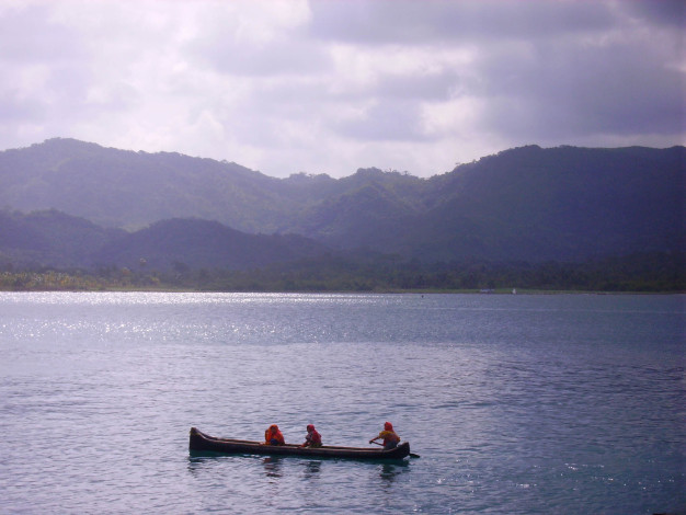 Personnes pagayant en canoë sur un lac de montagne tranquille