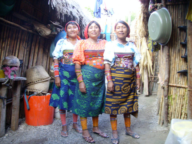 Trois femmes en tenue traditionnelle indigène à l'extérieur