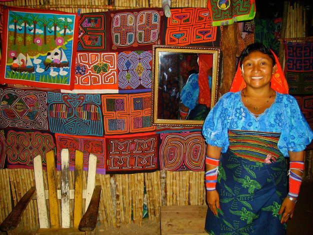 Femme avec des textiles traditionnels molas, Panama.