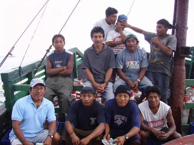 Groupe de pêcheurs sur un bateau.