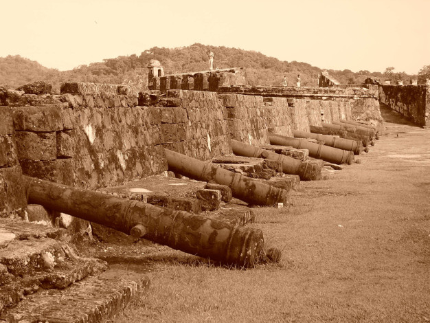 Fort historique avec de vieux canons alignés.