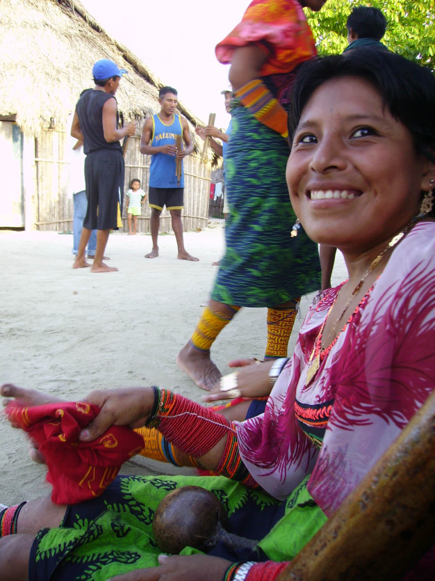 Femme souriante dans un village traditionnel.