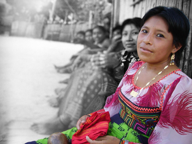 Femme indigène en vêtements traditionnels, à l'extérieur.