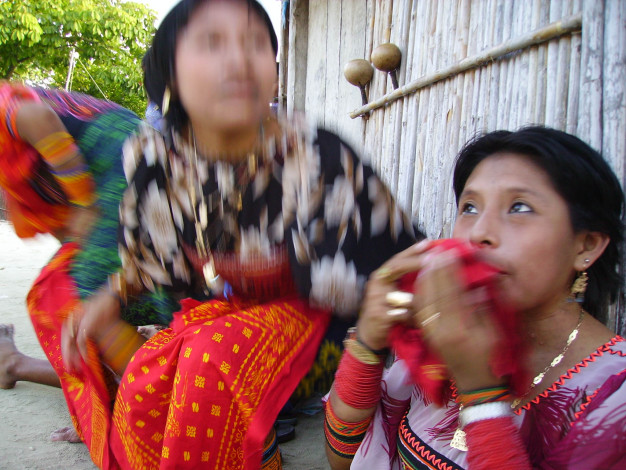 Femmes en robes traditionnelles colorées, mouvement flou.