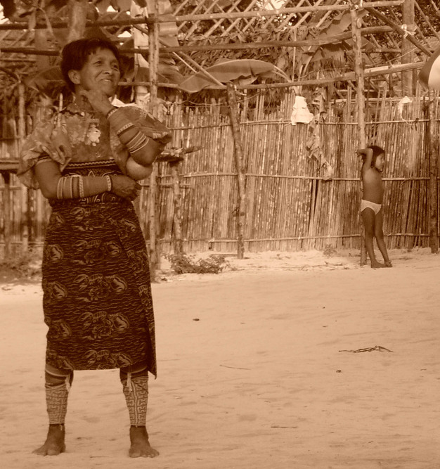 Femme avec des tatouages traditionnels dans un village.