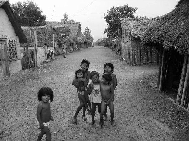 Enfants dans une hutte de village traditionnelle.