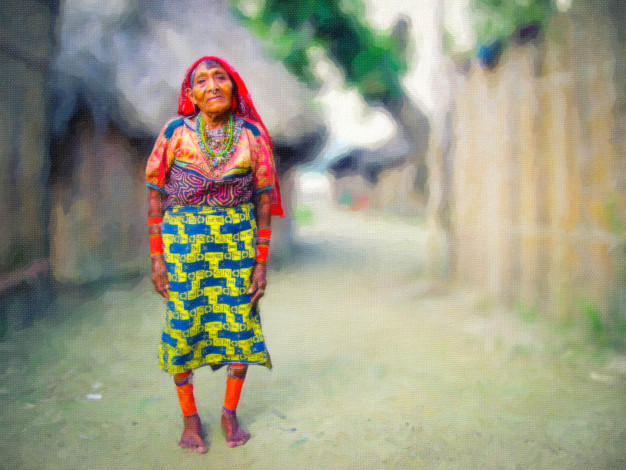 Femme indigène en costume traditionnel debout à l'extérieur.