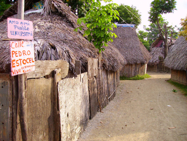Huttes en chaume dans un village traditionnel avec chemin de terre