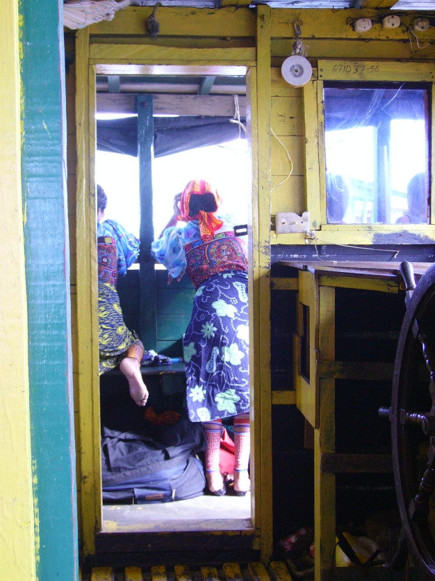 Femmes en tenue colorée à l'intérieur d'une cabane rustique.