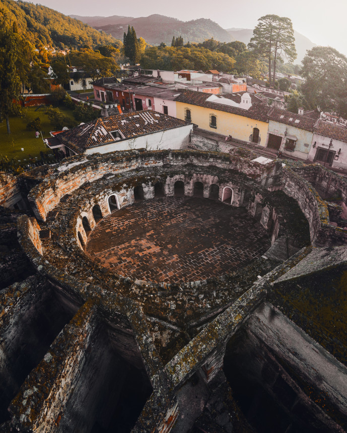 Vue aérienne des anciennes ruines circulaires au milieu de la ville au crépuscule