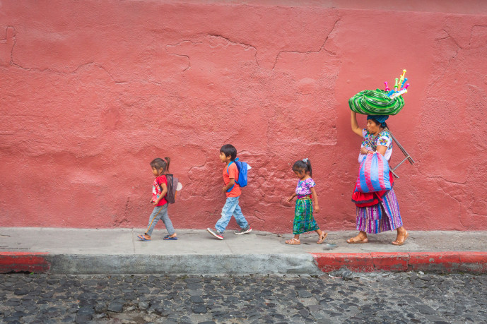 Scène de rue colorée avec une famille en costume traditionnel.