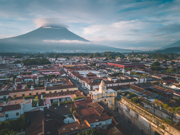 Antigua Guatemala avec le Volcan de Agua en toile de fond.