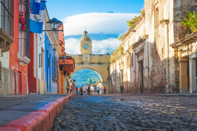 Rue pavée, arcade, bâtiments coloniaux, Antigua Guatemala.