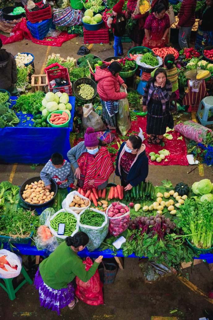 Marché aux légumes traditionnel et animé, vu d'en haut.