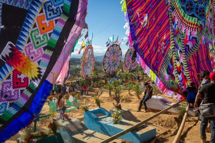 Cerfs-volants colorés lors d'un festival traditionnel en plein air.