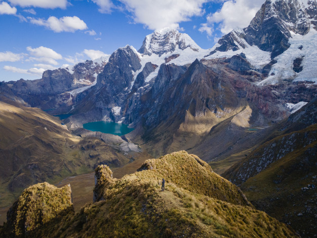 Paysage montagneux avec randonneurs et lac alpin