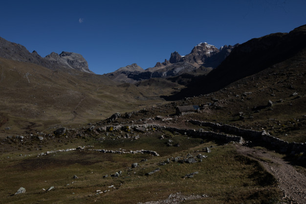 Paysage montagneux avec chemin de pierres sous un ciel clair
