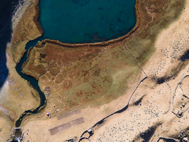 Vue aérienne d'un étang naturel et dynamique