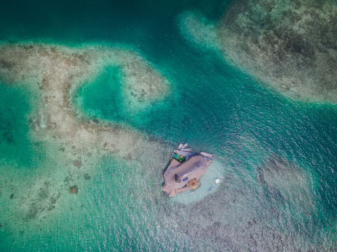 casa en el agua archipelagio santa bernardo colombia