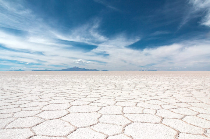 Salines d'Uyuni, visiter les salines d'Uyuni, explorer les salines d'Uyuni, voyage aux salines d'Uyuni, visite des salines d'Uyuni, salines d'Uyuni Bolivie, meilleure période pour visiter les salines d'Uyuni, hébergement près des salines d'Uyuni, photographie des salines d'Uyuni, histoire des salines d'Uyuni.