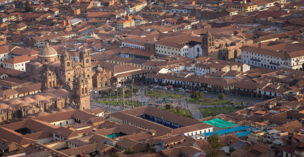 Vue aérienne du centre historique de Cusco avec ses cathédrales.