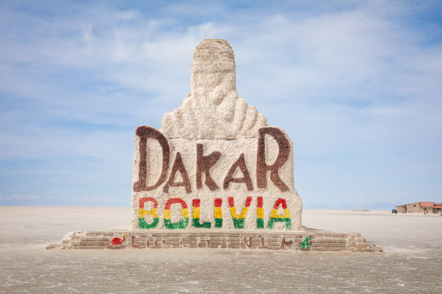 Dakar Bolivie monument dans les vastes salines
