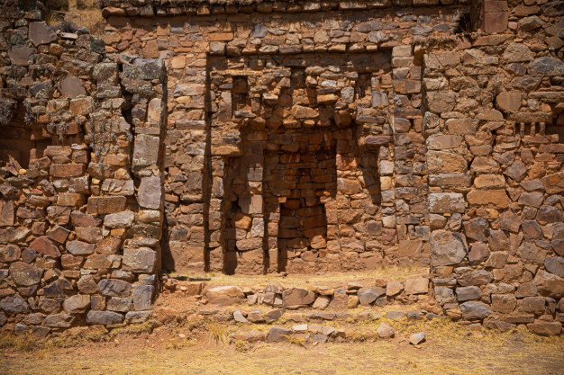 Anciennes ruines en pierre avec des portes à la lumière du soleil.