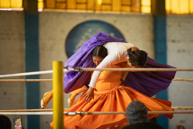 Spectacle de danse traditionnelle en robes colorées.