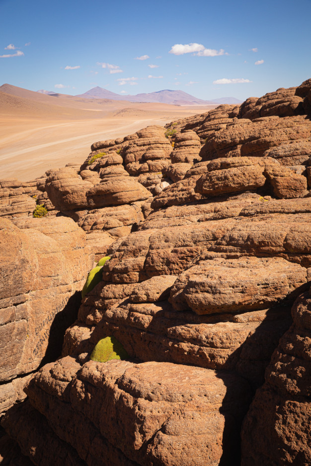 Paysage désertique rocheux avec ciel bleu et montagnes