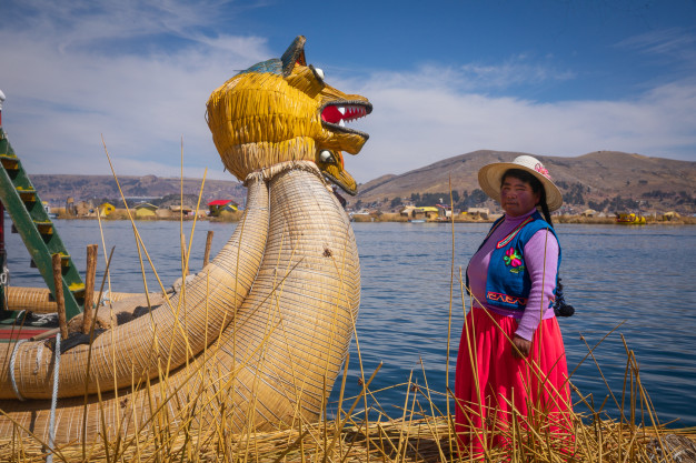 Femme Uros sur un bateau en roseau, lac Titicaca.