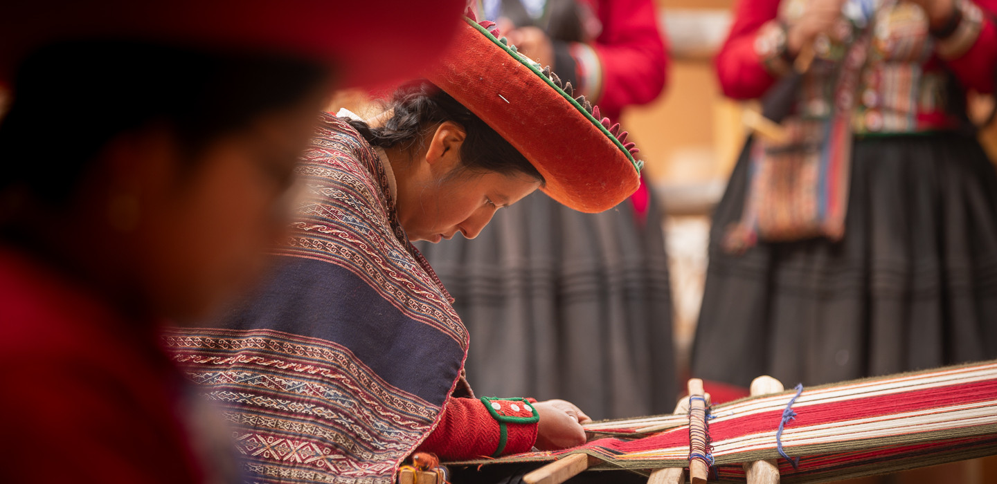 Femme péruvienne tissant un textile traditionnel.