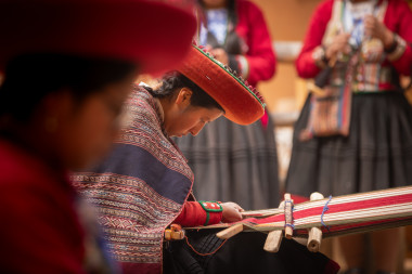 Femme péruvienne tissant un textile traditionnel.