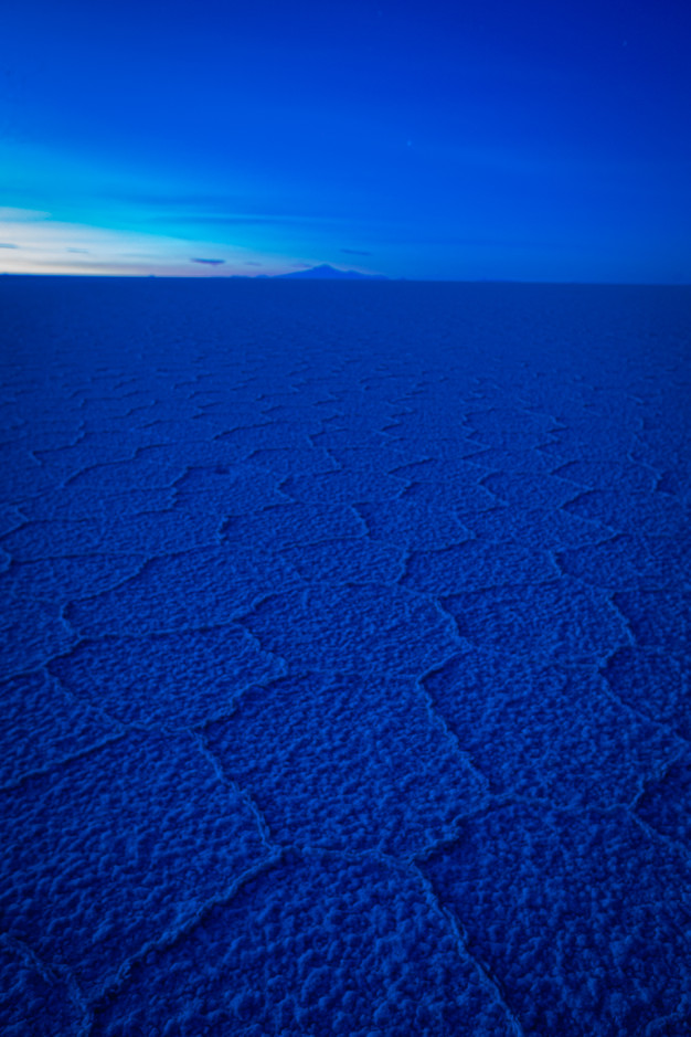 Crépuscule sur un désert de sel craquelé.
